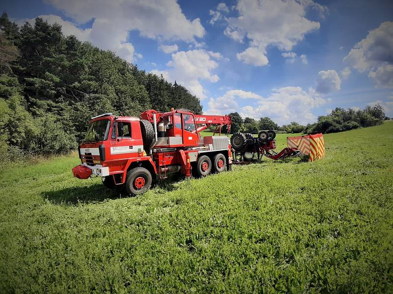 V polích u obce Krymlov se převrátil traktor. Dvěma mužům, kteří v traktoru jeli, se nehoda stala osudnou. 