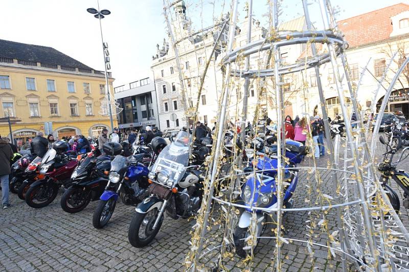 Již po osmnácté letos kolínští motorkáři říkající si Verbež kolínská uspořádali štědrovečerní vyjížďku s tradičním cílem u vánočního stromu na kolínském Karlově náměstí.