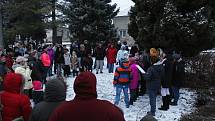 V sobotu před první adventní nedělí se ve většině obcí a měst rozsvěcely vánoční stromy. Nebylo tomu jinak ani v obcích Bylany a Chotouň nedaleko Českého Brodu.