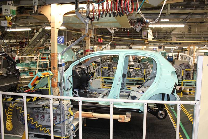 Automobilka TPCA má celozávodní dovolenou. V továrně se nyní upravují výrobní linky a stroje.