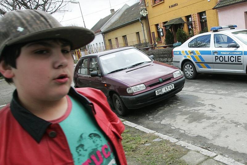 Policie zatýkala další dealery drog v Pečkách. 11.3. 2009