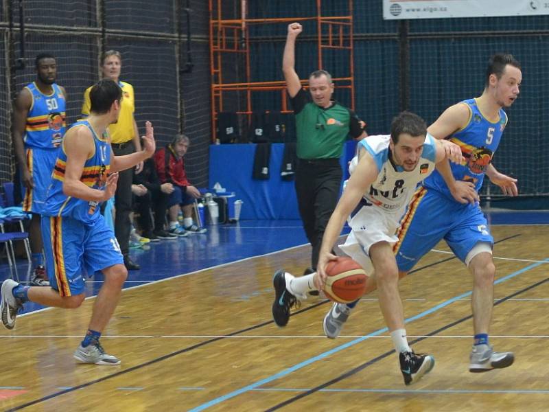 Z utkání BC Kolín - Jindřichův Hradec (92:85).