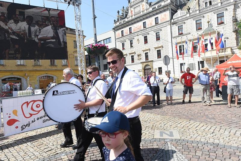 Rozpálenými kolínskými ulicemi pochodovaly mažoretky a dechové orchestry.