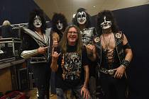 Maďarská nápodoba kapely Kiss nadchla fanoušky, asistovaly místní skupiny Razz a Argos.