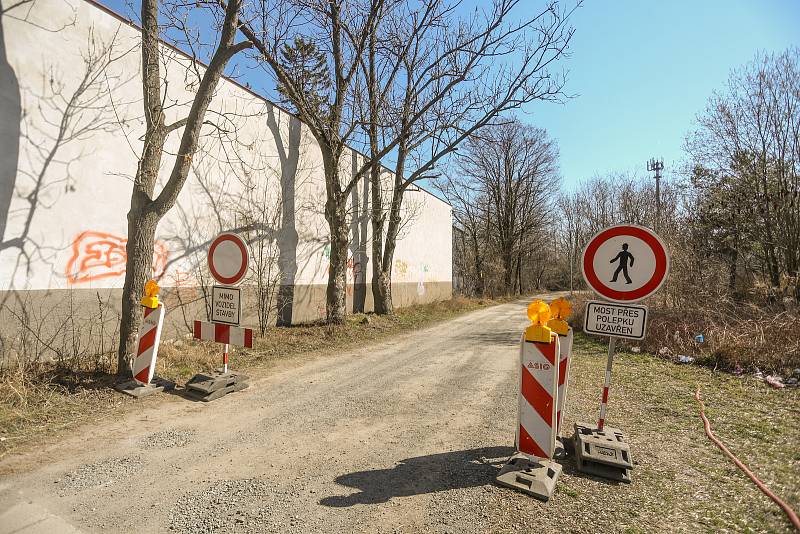 Mostek přes Polepský potok prochází rekonstrukcí