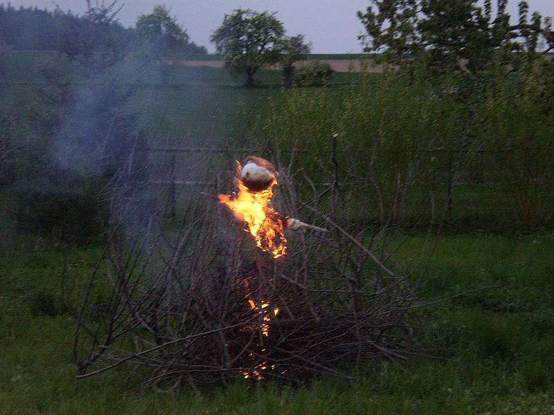 Pálení čarodejnic v Drahobudicích - Bílkově.