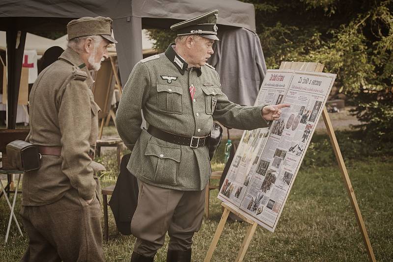 Členové skupiny historického šermu Páni z Kolína vyrazili do Čelákovic.