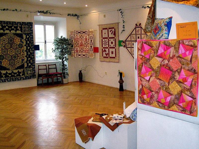 Výstavu patchworku z ateliéru Renaty Stehlinové domůžete prohlédnout v Muzeu hrnčířství v Kostelci nad Černými lesy do konce listopadu.