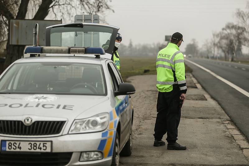 Kontrolní stanoviště policie u obce Rostoklaty na silnici I/12.