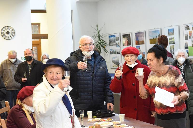 Z vernisáže výstavy fotografií 'Tichá naděje' v komunitním centru fary naproti chrámu sv. Bartoloměje v Kolíně.