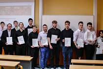 Dvanáctka studentů ze Střední odborné školy informatiky a spojů v Kolíně převzala Cambridge jazykový certifikát.