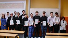 Dvanáctka studentů ze Střední odborné školy informatiky a spojů v Kolíně převzala Cambridge jazykový certifikát.