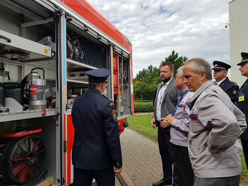 Ze slavnostního předání nové cisternové automobilové stříkačky pro hasiče v Ovčárech.