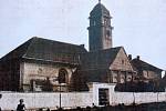 Evangelický kostel na Husově náměstí v Pečkách byl postaven na počátku dvacátého století. Slavnostně byl ale zpřístupněn až po první světové válce.