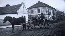 Na fotografii z roku 1910 je k vidění klasická bryčka tažená koněm, která byla populární zejména v 19. století.