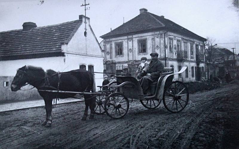 Na fotografii z roku 1910 je k vidění klasická bryčka tažená koněm, která byla populární zejména v 19. století.