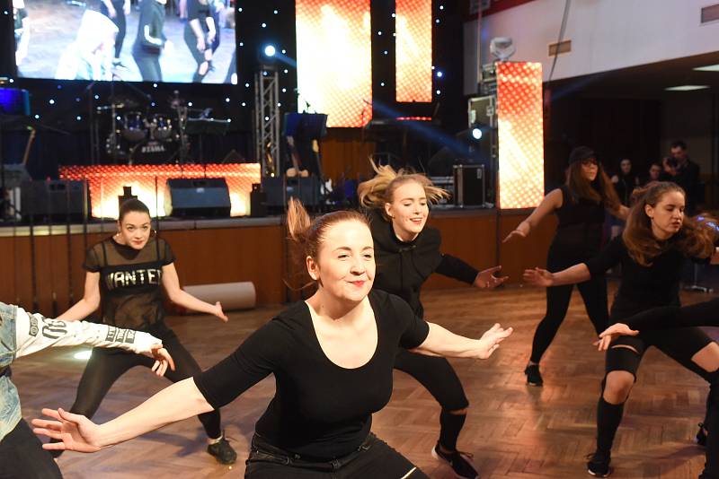 Studenti 4. B kolínského gymnázia svůj bál opravdu vyšperkovali.