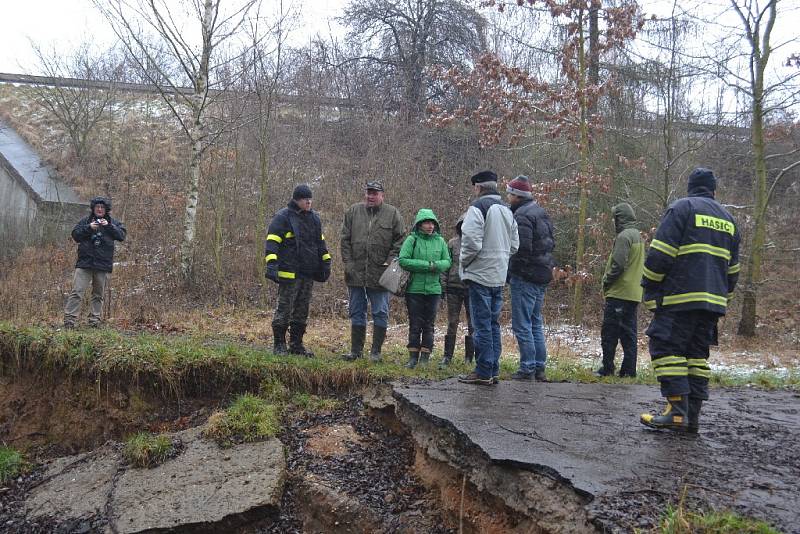 Zástupci obcí si s odborníky prohlédli tok Výrovky a určili riziková místa. 