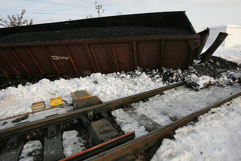 Za stanicí Kolín vykolejil vlak, celkem sedm vagónů.