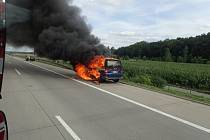 Požár dodávky ve čtvrtek odpoledne likvidovali hasiči na dálnici D11 na Kolínsku.