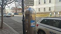 Na parkovacích automatech v Českém Brodě jsou samolepky s QR kódy, které umožňují hradit parkovné přes mobilní aplikaci.