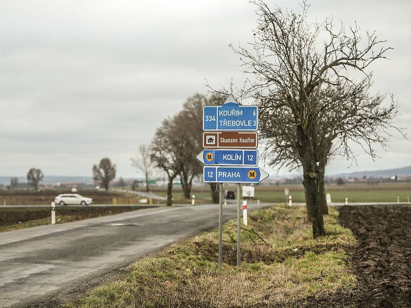 Kudy by měla vést vysokorychlostní trať? Okolím křižovatky na silnici I/12 mezi obcemi Chotouň a Třebovle.