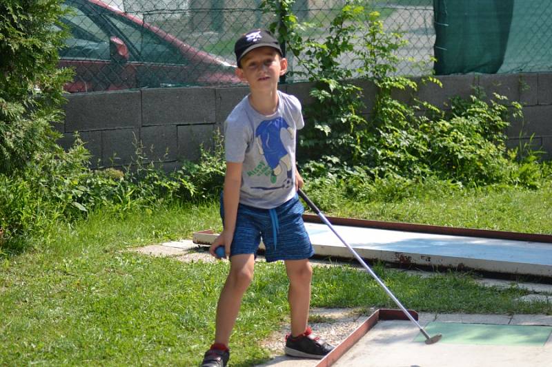 Minigolfového turnaje se mohli účastnit děti i dospělí.