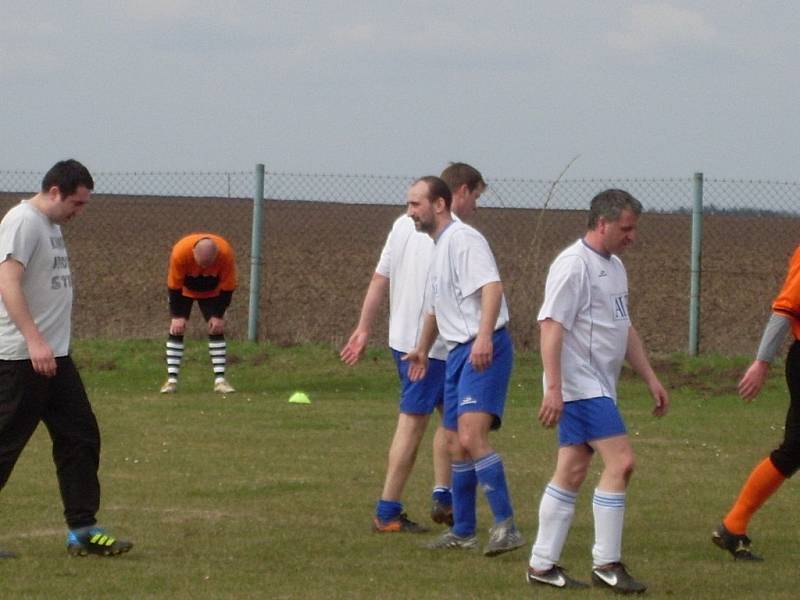 Z utkání Naivní FC - Vodvárkovi (4:0).