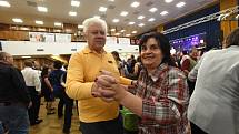 Již po patnácté uspořádalo vedení Domova Na hrádku z Červeného Hrádku v Bečvárech Podzimní ples pro osoby se zdravotním postižením.