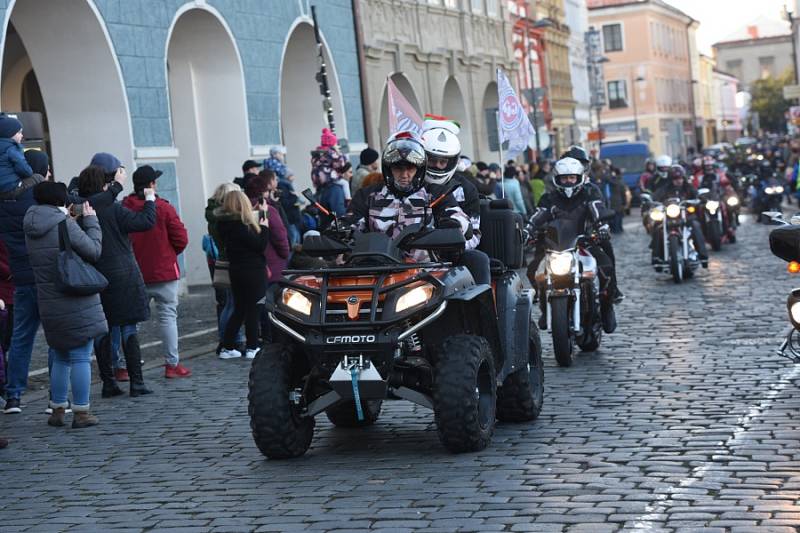 Již po osmnácté letos kolínští motorkáři říkající si Verbež kolínská uspořádali štědrovečerní vyjížďku s tradičním cílem u vánočního stromu na kolínském Karlově náměstí.