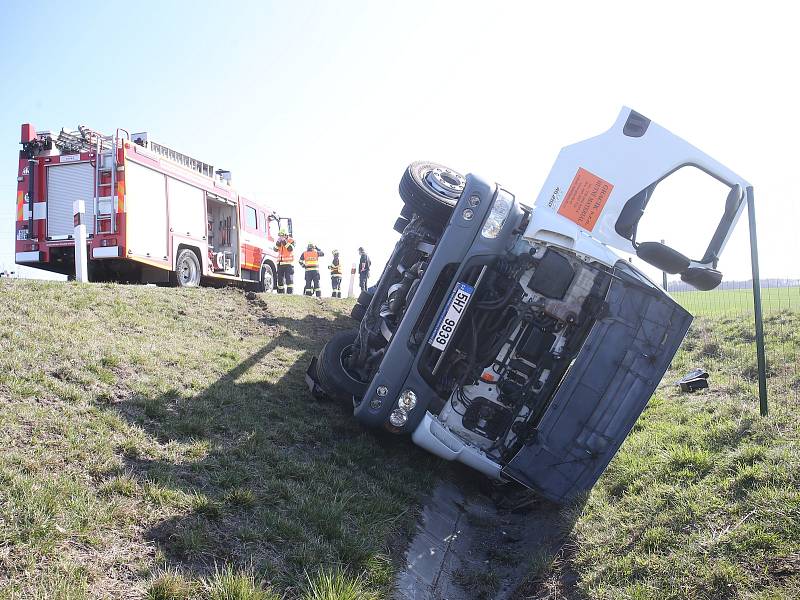 Dopravní nehoda u nájezdu na dálnici D11 na trase Praha - Hradec Králové nedaleko Polní Chrčice.