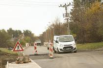 Práce na rozšíření silnice v ulici K Vinici v Kolíně