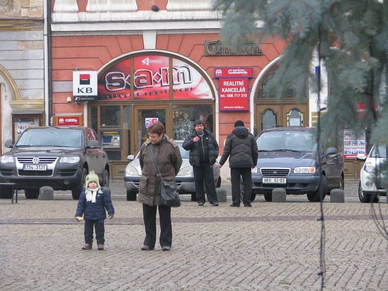 Odstrojování vánočního stromu na Karlově náměstí v Kolíně, 9.1.2014