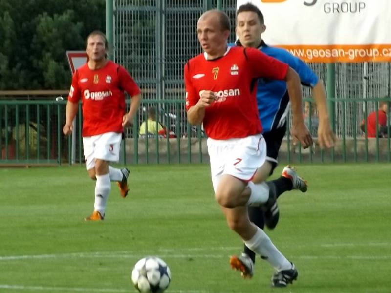 Z derby utkání v I. A třídě Velim - Červené Pečky (1:1).