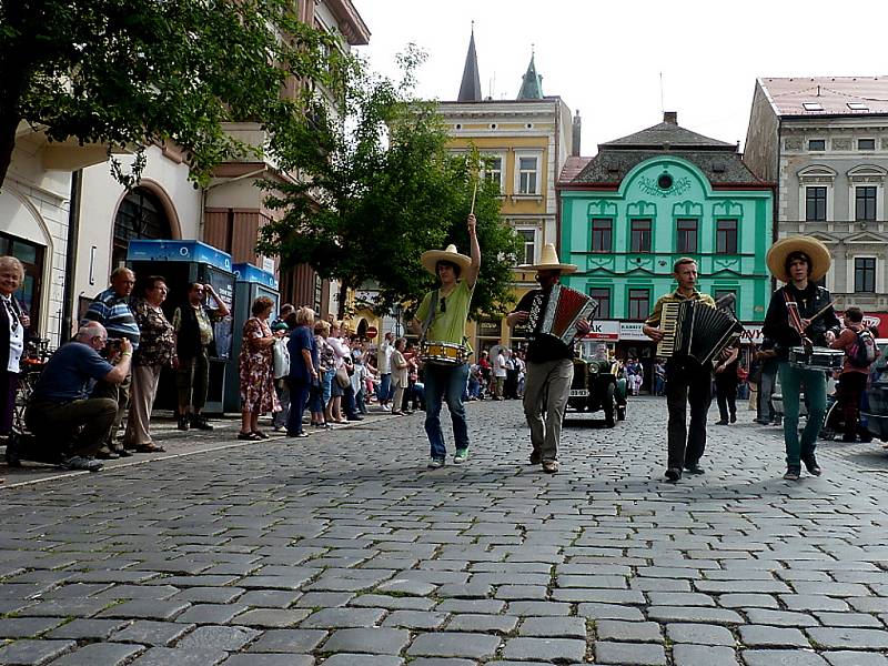 Hlavní slavnostní průvod Kmochova Kolína 2012