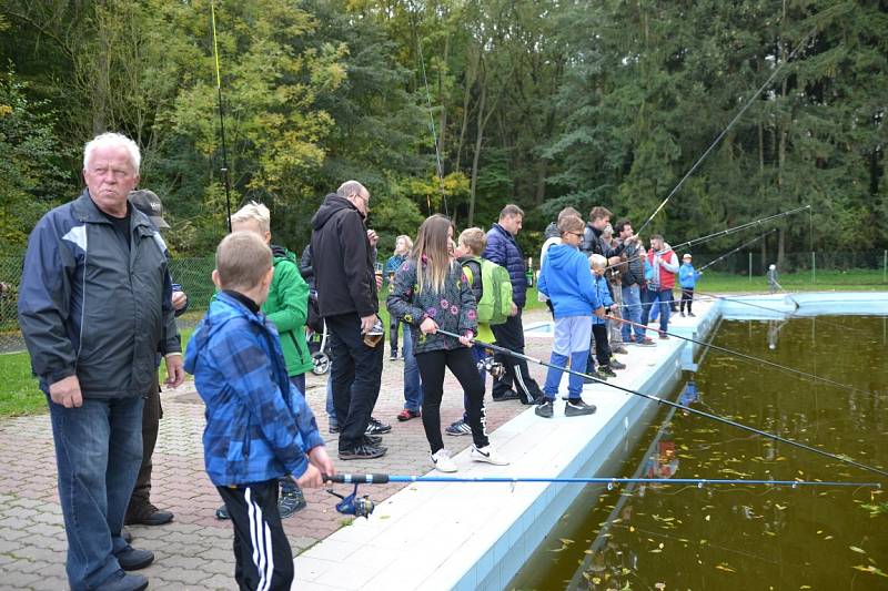 Radimští chytali ryby a pochutnávali si na dobrotách z bůčku