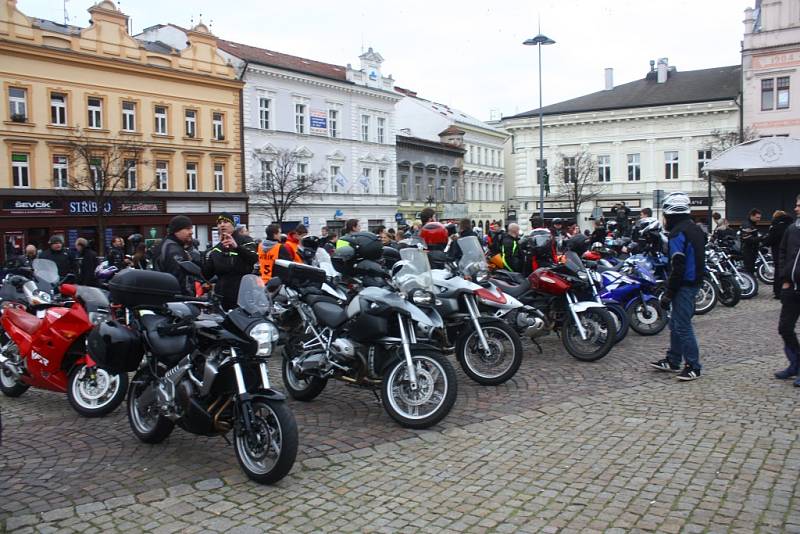 Vánoční vyjížďka kolínských motorkářů, kterou organizuje Kolínská verbež.