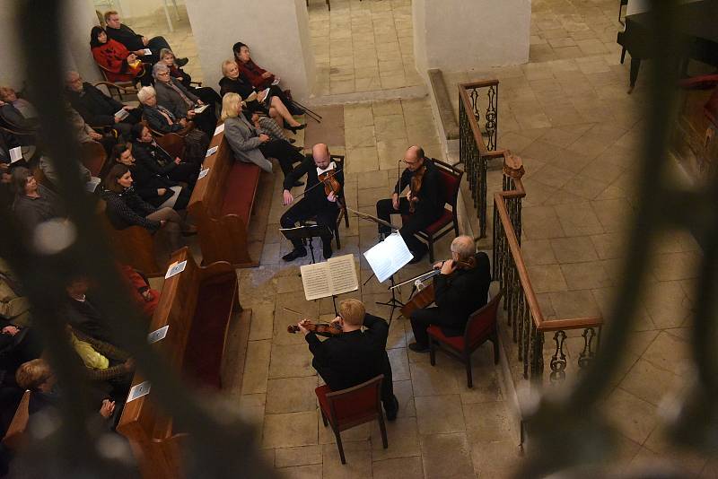 Kruh přátel hudby: z koncertu Apollon kvarteta v kolínské synagoze.