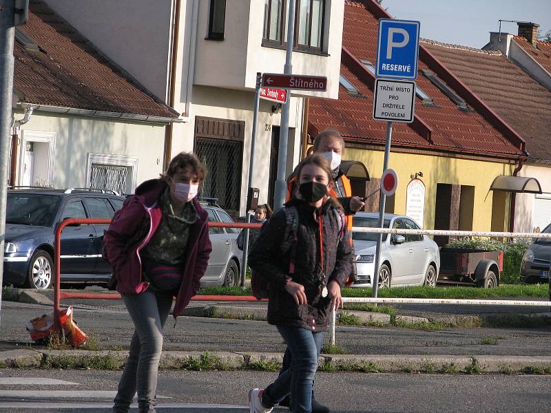 Z návratu žáků druhého stupně do 5. základní školy Mnichovická v Kolíně po rozvolnění koronavirových opatření.