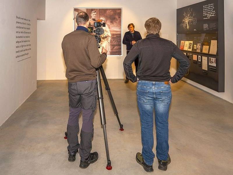 Natáčení pořadu Toulavá kamera s historikem Petrem Blažkem v Památníku tří odbojů na Mašínově statku v Lošanech.