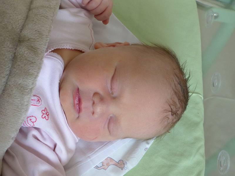 Adéla Hanauerová se narodila 24. listopadu 2021 v kolínské porodnici, vážila 3630 g a měřila 50 cm. V Kolíně se z ní těší sestřička Laura (4) a rodiče Romana a Filip.