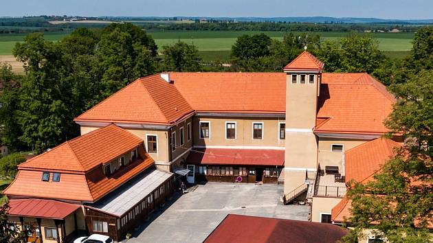 Domov Na Hrádku sídlí v Červeném Hrádku, části obce Bečváry, na pomezí Kolínska a Kutnohorska.