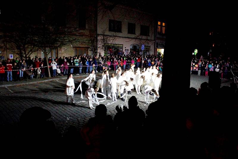 Adventní průvod světýlek vedla českobrodská garda.