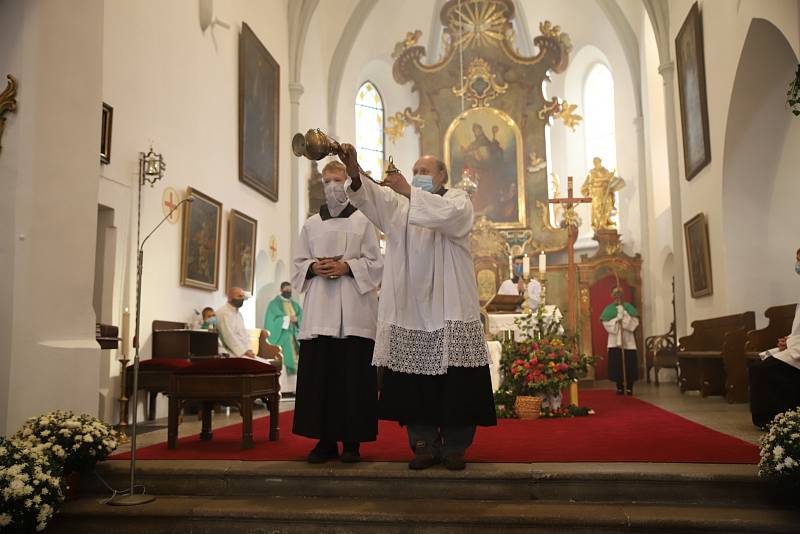 Z posvícenské bohoslužby v kostele sv. Gotharda v Českém Brodě. Celebrantem mše svaté byl apoštolský nuncius Mons. Charles Daniel Balvo.