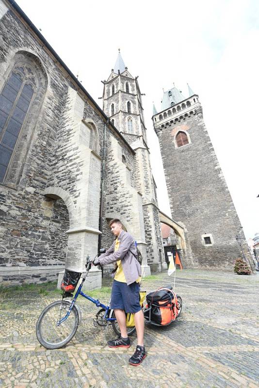 Cestu odvážného cyklisty požehnal farář a bývalý pedagog Jan Halama. 