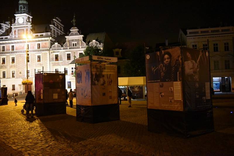 Už ve čtvrtek se na kolínském Karlově náměstí objevily obří bannery s fotografiemi světových rockových hvězd a textem mapujícím začátky různých hudebních žánrů. V sobotu pak výstavu doplnil další program.