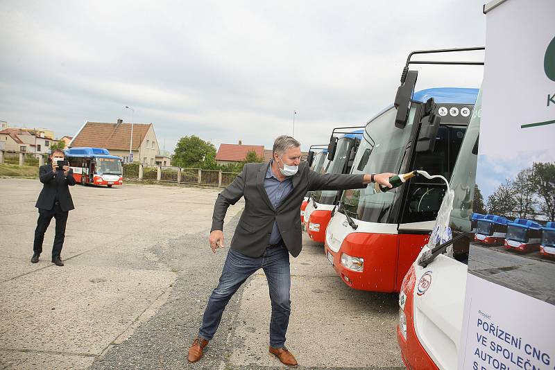 Ze slavnostního uvedení do provozu dvaceti ekologických autobusů na stlačený zemní plyn (CNG), které pořídila Okresní autobusová doprava Kolín.