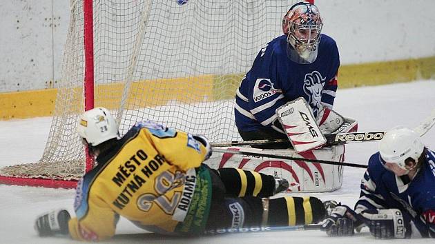 Z hokejového regionálního derby druhé ligy Kolín - Kutná Hora (2:3 po samostatných náj.)