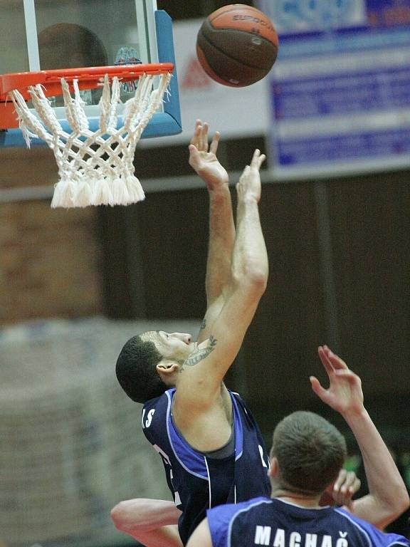 Z utkání Mattoni NBL Nymburk - Kolín (111:67).