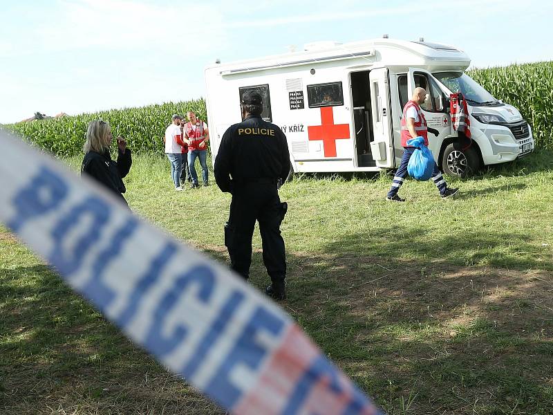 Druhý den dopoledne v místě večerní srážky nákladního a osobního vlaku u Českého Brodu.